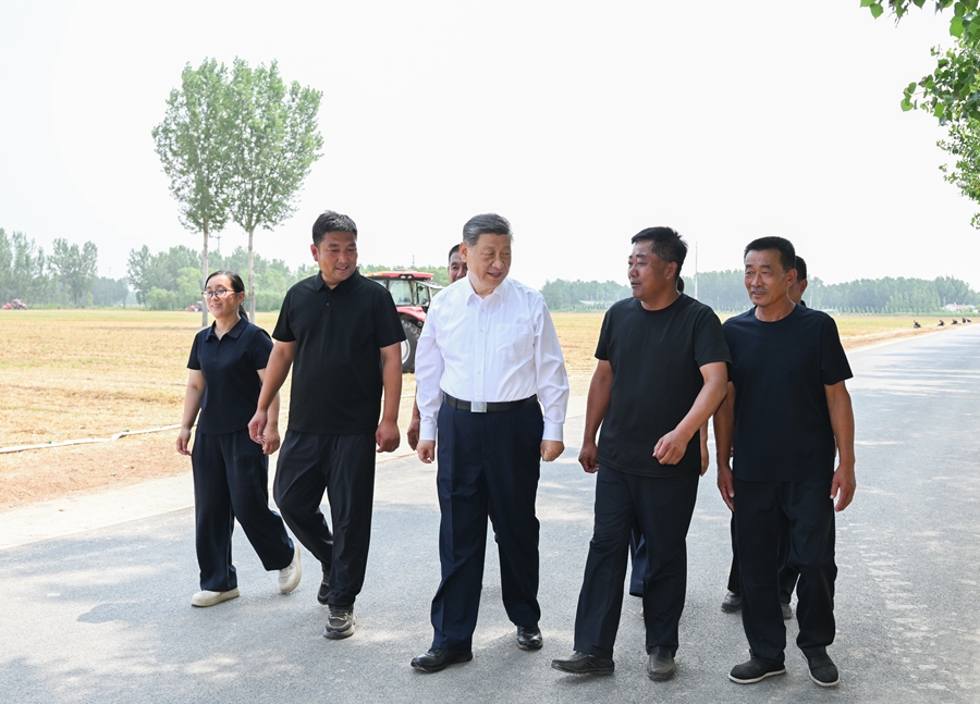 6月24日，中共中央總書記、國家主席、中央軍委主席習近平在山東省德州市考察。這是習近平在陵城區邊臨鎮東于架村同種糧大戶、農機手、農技人員親切交流。