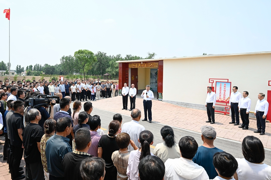 6月24日，中共中央總書記、國家主席、中央軍委主席習近平在山東省德州市考察。這是習近平在陵城區邊臨鎮西于架村，同村民們親切交流。