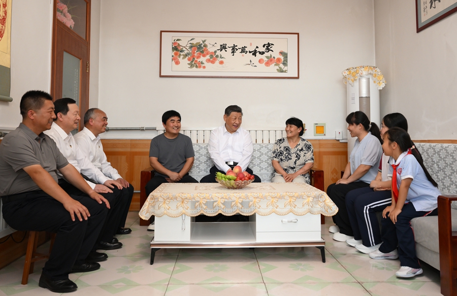 6月24日，中共中央總書記、國家主席、中央軍委主席習近平在山東省德州市考察。這是習近平在陵城區邊臨鎮西于架村村民于鑫輝家，同一家人圍坐一起拉家常。