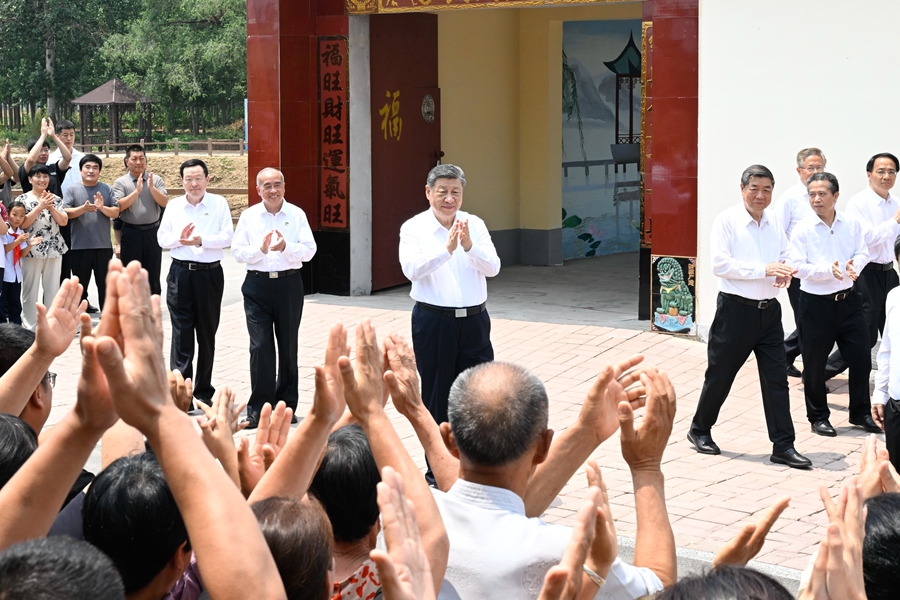 6月24日，中共中央總書記、國家主席、中央軍委主席習近平在山東省德州市考察。這是習近平在陵城區邊臨鎮西于架村，同村民們親切交流。