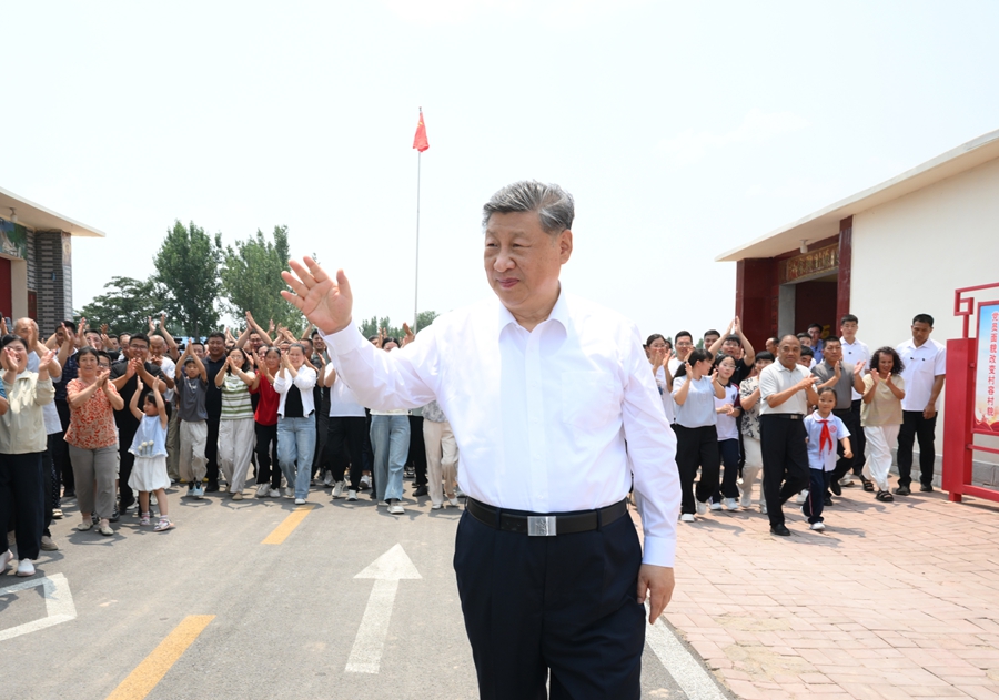 6月24日，中共中央總書記、國家主席、中央軍委主席習近平在山東省德州市考察。這是習近平在陵城區邊臨鎮西于架村，同村民們親切交流。