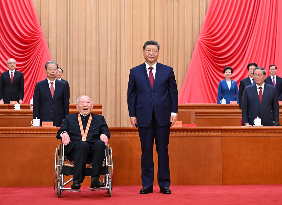 7月1日上午，慶祝中國共産黨成立105週年大會在北京人民大會堂隆重舉行。中共中央總書記、國家主席、中央軍委主席習近平向“七一勳章”獲得者王於昌頒授勳章。