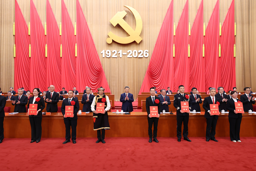 7月1日上午，慶祝中國共産黨成立105週年大會在北京人民大會堂隆重舉行。這是習近平等黨和國家領導人為受表彰的全國“兩優一先”代表頒獎。