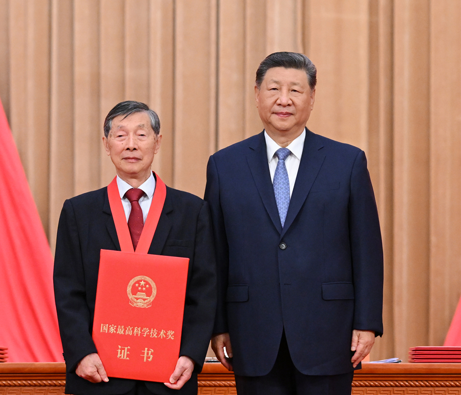 7月8日上午，國家科學技術獎勵大會、中國科學院第二十二次院士大會和中國工程院第十八次院士大會、中國科學技術協會第十一次全國代表大會在北京人民大會堂隆重召開。中共中央總書記、國家主席、中央軍委主席習近平向獲得2025年度國家最高科學技術獎的中國科學院物理研究所陳立泉院士頒獎。