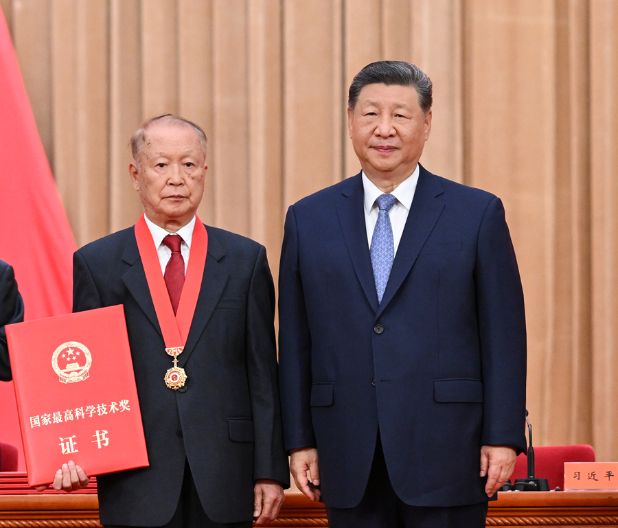 7月8日上午，國家科學技術獎勵大會、中國科學院第二十二次院士大會和中國工程院第十八次院士大會、中國科學技術協會第十一次全國代表大會在北京人民大會堂隆重召開。中共中央總書記、國家主席、中央軍委主席習近平向獲得2025年度國家最高科學技術獎的中國電子科技集團第十四研究所賁德院士頒獎。
