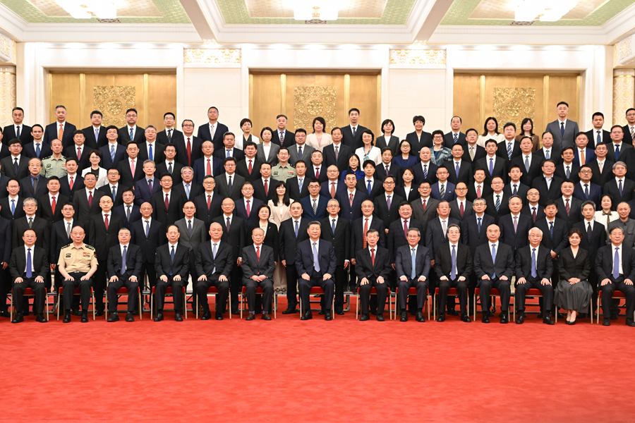 7月8日上午，國家科學技術獎勵大會、中國科學院第二十二次院士大會和中國工程院第十八次院士大會、中國科學技術協會第十一次全國代表大會在北京人民大會堂隆重召開。會前，習近平等領導同志親切會見國家科學技術獎獲獎代表，並同大家合影留念。