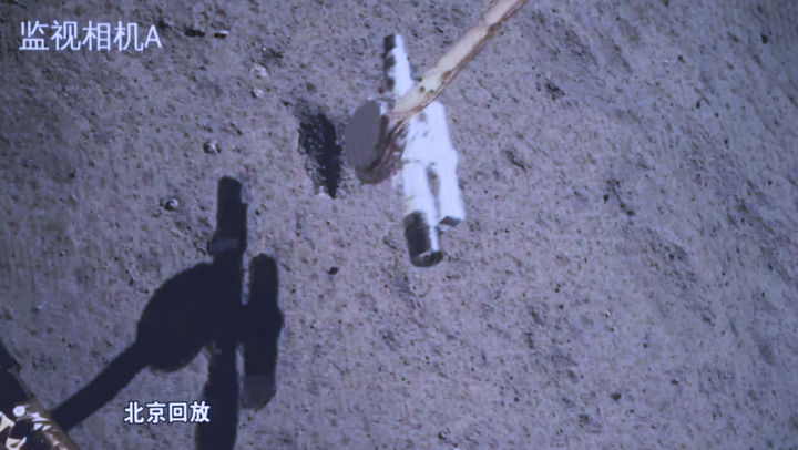 2024年6月4日，嫦娥六號上升器攜帶月球樣品自月球背面起飛，隨後成功進入預定環月軌道。嫦娥六號完成世界首次月球背面採樣和起飛。這是當日在北京航太飛行控制中心螢幕上拍攝的嫦娥六號取樣回放畫面。