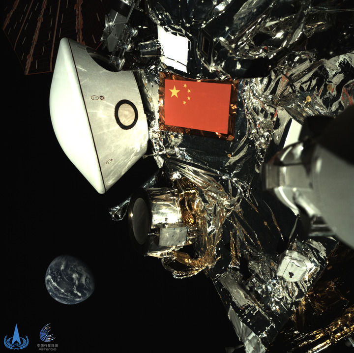 2025年10月1日，國家航太局發佈行星探測工程天問二號任務探測器在軌飛行期間獲取的探測器與地球合影圖像。