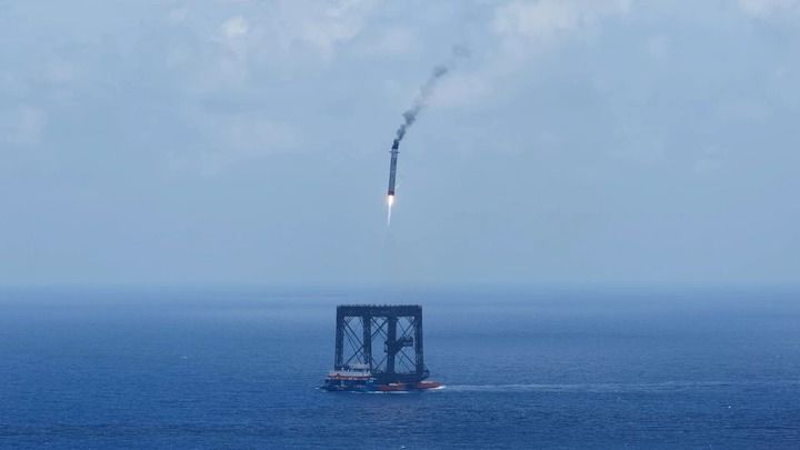 2026年7月10日，長征十號乙運載火箭在海南商業航太發射場發射升空，成功將衛星送入預定軌道，火箭一子級成功回收，任務取得圓滿成功。這是海上回收平臺通過網係捕獲方式成功回收長征十號乙運載火箭一子級（無人機照片）。