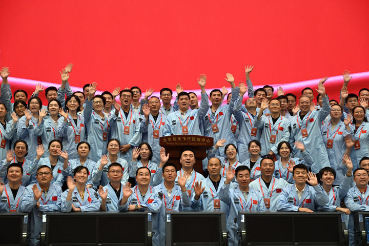 2024年6月25日，嫦娥六號任務圓滿成功後，工作人員在北京航太飛行控制中心合影。