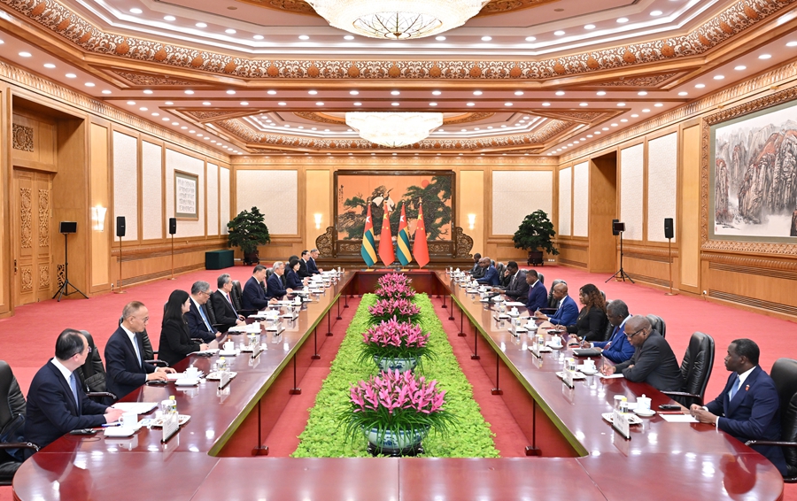 10月13日下午，國家主席習近平在北京人民大會堂會見來華進行正式訪問的多哥部長會議主席福雷。