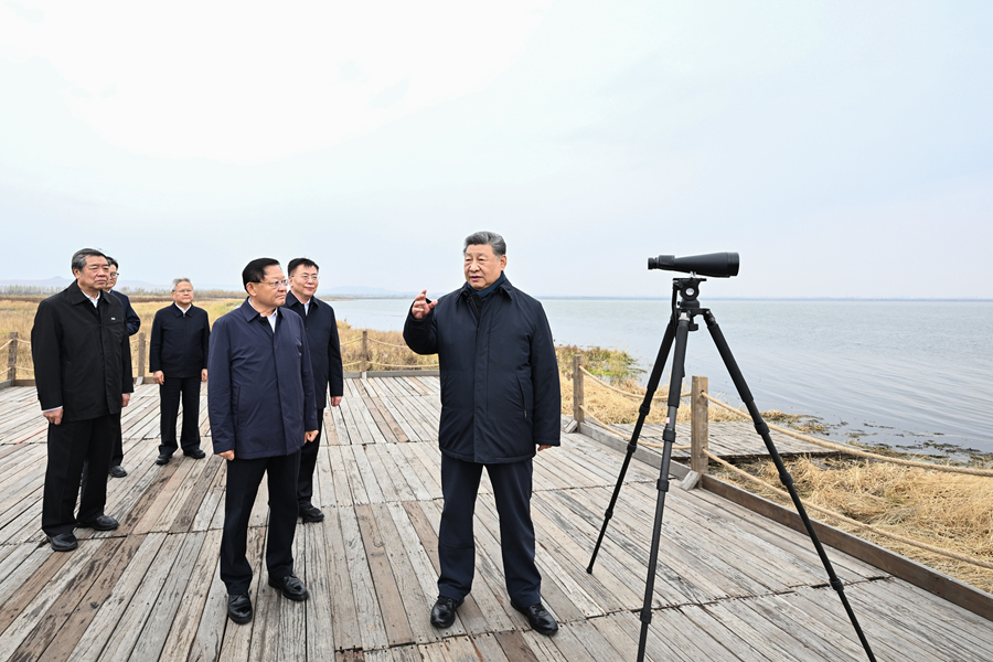 10月16日，中共中央總書記、國家主席、中央軍委主席習近平在內蒙古自治區烏蘭察布市考察。這是習近平在察哈爾右翼前旗的黃旗海自然保護區考察。