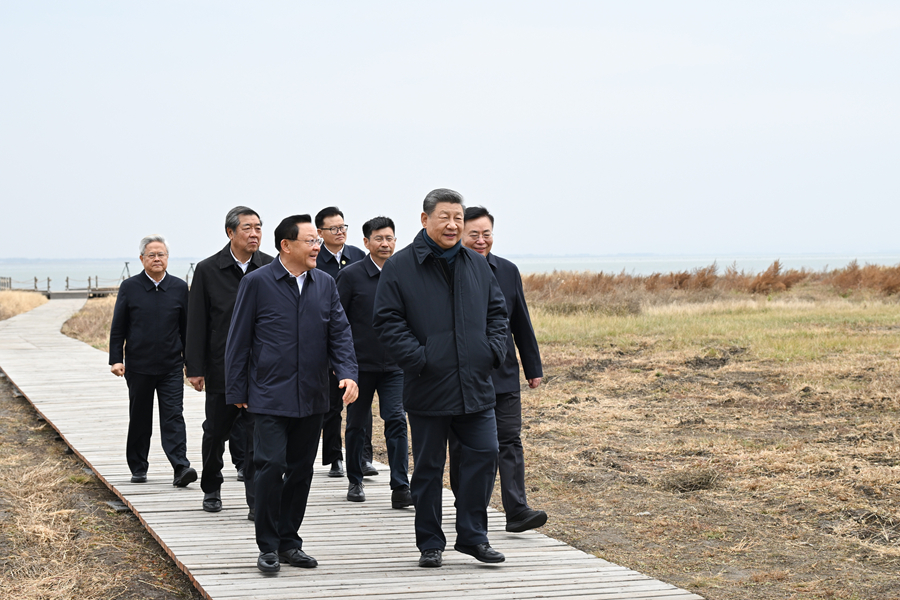 10月16日，中共中央總書記、國家主席、中央軍委主席習近平在內蒙古自治區烏蘭察布市考察。這是習近平在察哈爾右翼前旗的黃旗海自然保護區考察。
