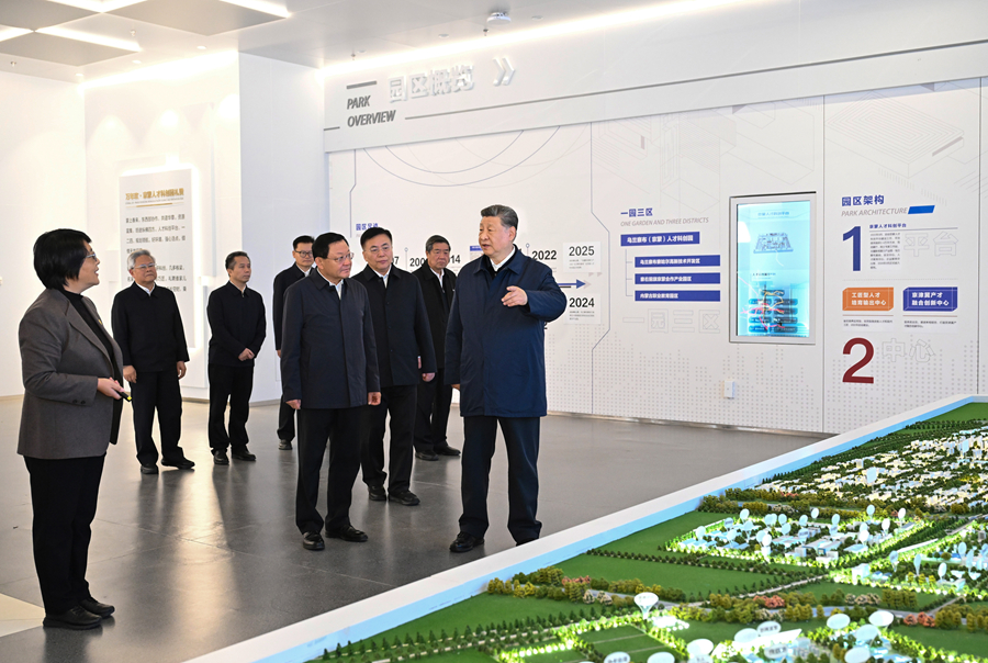 10月16日，中共中央總書記、國家主席、中央軍委主席習近平在內蒙古自治區烏蘭察布市考察。這是習近平在察哈爾高新技術開發區考察，了解綠色算力産業發展等情況。