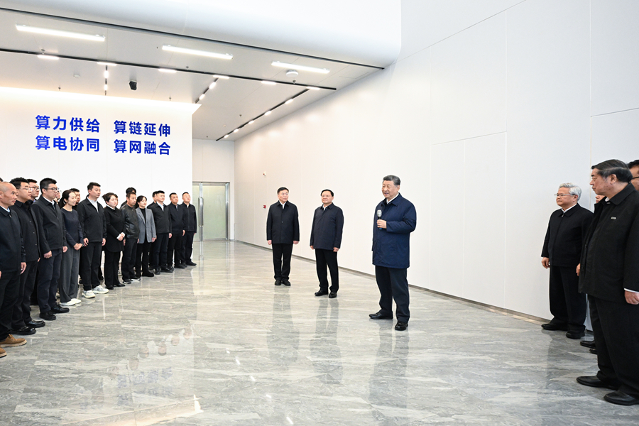 10月16日，中共中央總書記、國家主席、中央軍委主席習近平在內蒙古自治區烏蘭察布市考察。這是習近平在察哈爾高新技術開發區考察時，同有關算力中心項目負責人、技術人員、察哈爾高新區工作人員等親切交流。