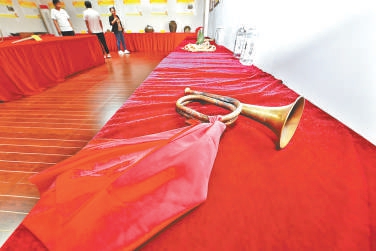 平家疃村的“大運河畔紅色村落”展廳內，展示的抗戰物品（複製品）。