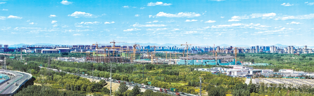 藍天白雲下，遠眺北京城市副中心鬱鬱蔥蔥，綠心三大建築正在火熱施工中。