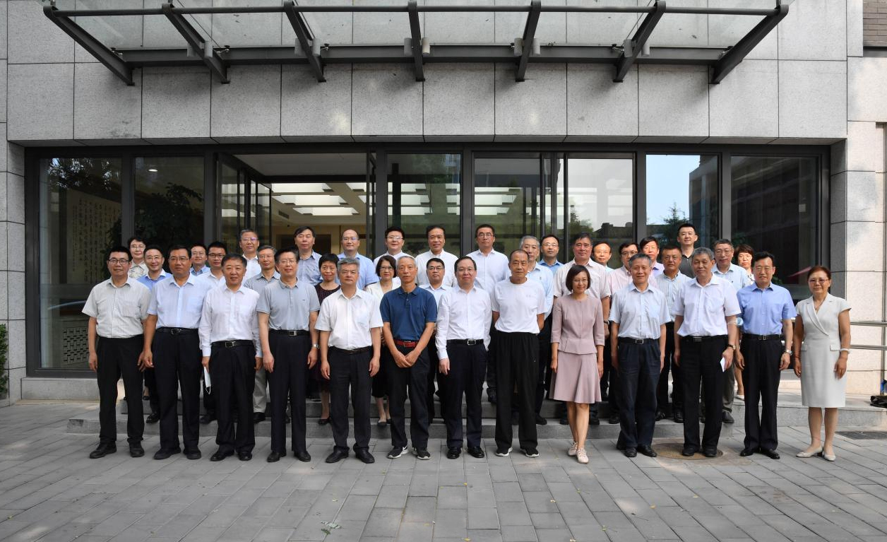 参事室领导与特约研究员合影