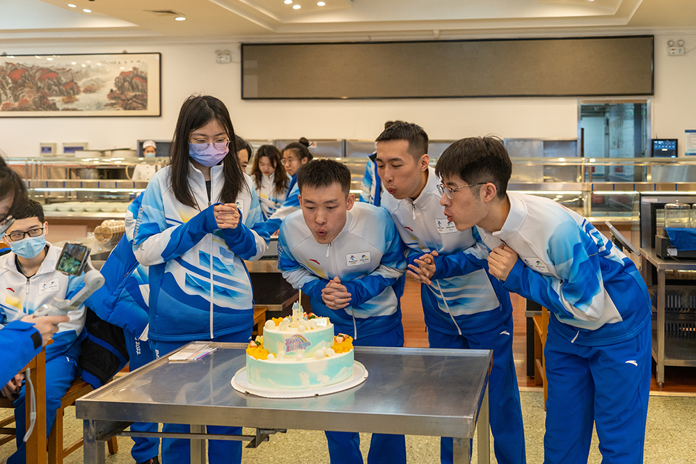 首都高校精心保障冬奧志願者溫馨過大年