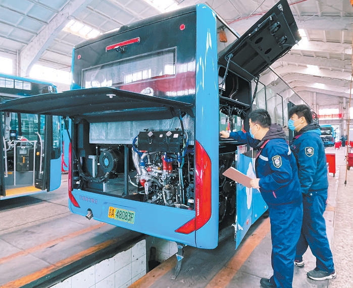 保修技術人員對“天空藍”氣電混動公交車進行“體檢”。