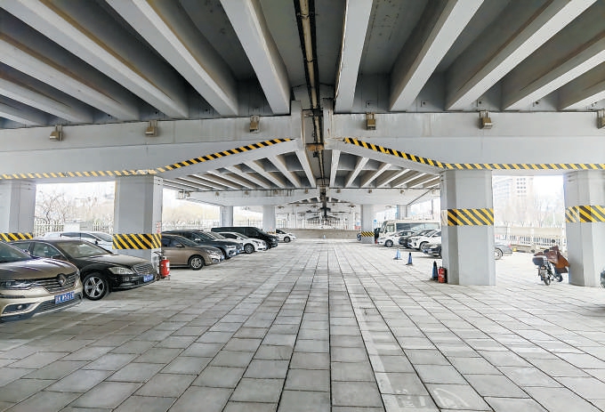 改造後敞亮 疏整促完成後，橋下空間已經變身使用有序的停車場。
