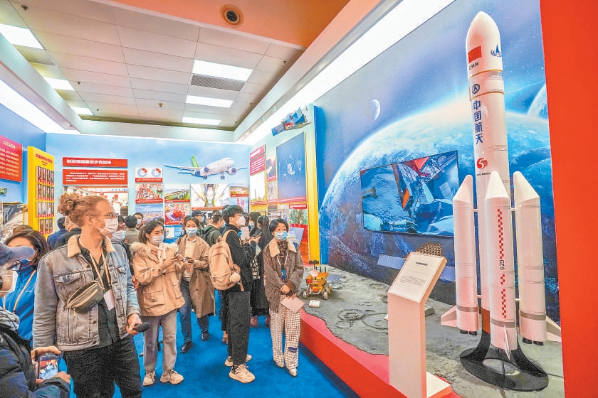 10月12日上午，黨的二十大新聞中心舉行首場外出參觀採訪活動，組織近300名境內外記者參觀“奮進新時代”主題成就展，向國內外新聞界廣泛介紹黨的十八大以來，在習近平新時代中國特色社會主義思想指引下，我國各領域發展取得的巨大成就。參加活動的記者來自80多個國家和地區的210余家媒體。