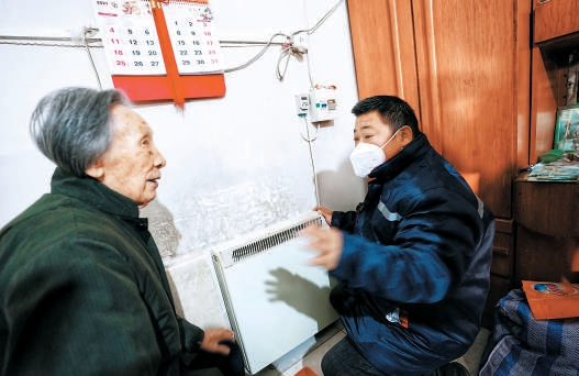 家住椿樹街道魏染衚同22號的鄒奶奶通過12345熱線反映自家電暖器不熱，街道煤改電工作負責人接到電話後，為老人送去應急電暖器並對其電暖器進行檢修，確保正常供暖。