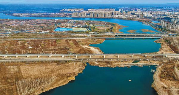 京唐、京濱城際鐵路開通在即。兩條城際鐵路建成通車後，將進一步完善京津冀地區鐵路網結構，便於沿線居民出行。圖為一列和諧號動車組駛過京冀界的潮白河大橋。