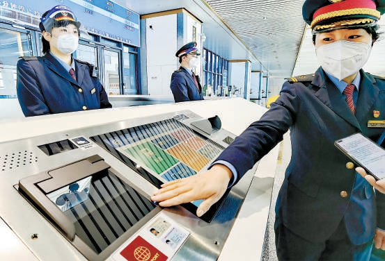 北辰站的自助進站系統增加了客票自助辦理服務，旅客在此刷身份證、護照即可購買車票或退票、改簽，為旅客提供一站式服務，方便旅客快速購票進站乘車。