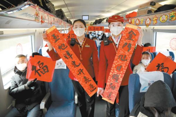 京唐城際鐵路開通後的第一次春運，從北京到唐山的列車上，中國鐵路北京局給旅客送春聯，車廂裏洋溢着濃濃的節日氣氛。
