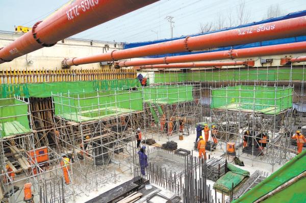 2月3日，地鐵13號線後廠村站正在緊張施工。車站東側基坑內，工人們敲打着螺栓，為支撐混凝土模板的三角支架進行加固。接下來，該站將開始盾構機接收部分的混凝土澆築，為線路隧道貫通做好準備。