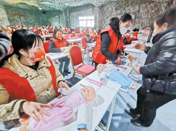 家政服務員接受業務培訓，合格後上崗。