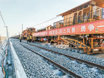 圖為津興鐵路鋪軌現場。