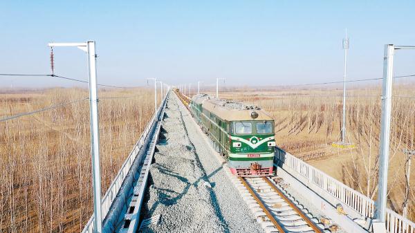 圖為津興鐵路鋪軌現場。