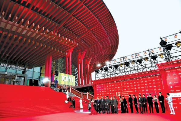 4月21日，第十三屆北京國際電影節開幕紅毯儀式在北京雁棲湖會展中心舉行，圖為《志願軍：雄兵出擊》劇組在接受採訪。