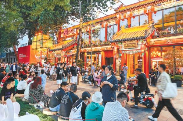 “五一”假期京城餐飲消費火熱，簋街胡大飯館門前聚滿排隊等位的食客。