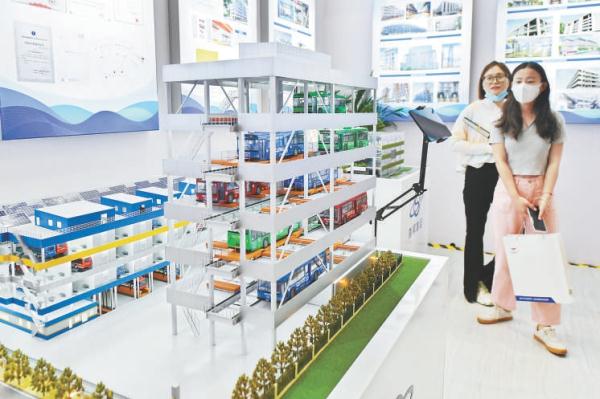 5月29日，第二十三屆中國國際城市停車産業博覽會在中國國際展覽中心(朝陽館)開幕。圖為首鋼城運展位展出的公交車立體車庫模型。