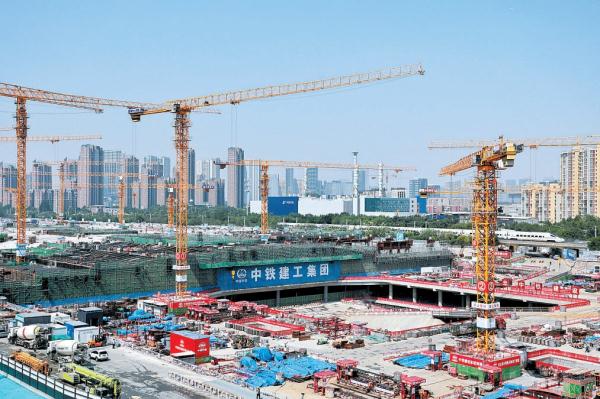 副中心站樞紐項目施工現場，工人們正在為主站房核心西區主體結構封頂搶抓工期。