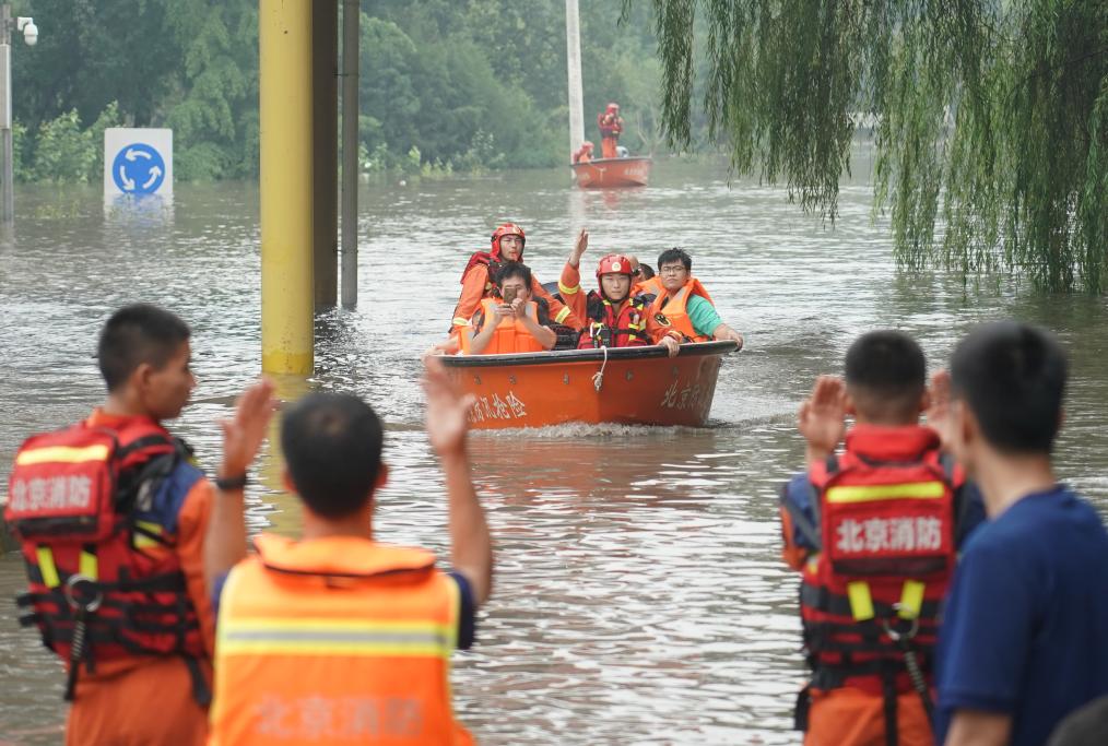 8月2日，在北京市房山區的京港澳高速琉璃河出口，受災群眾乘坐衝鋒舟前往轉運車輛乘車點。