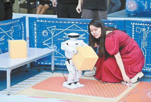 大賽中，機器人自主搬運物品。