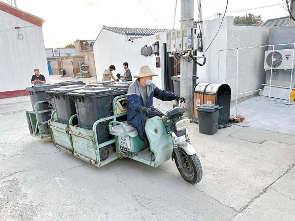 崔文山擔任保潔隊隊長，負責垃圾清運。