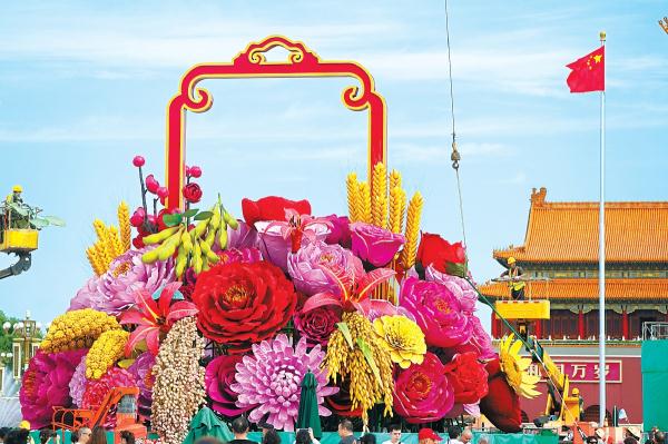 9月19日，天安門廣場中心正在搭建“祝福祖國”巨型花籃，迎接國慶節的到來。籃內選取了美好寓意的花卉和喜慶豐收的五穀，體現花團錦簇、五穀豐登