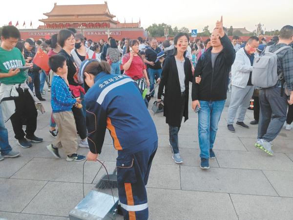 天安門地區管委會下足“繡花功夫” 環衛工日行超4萬步保廣場清潔