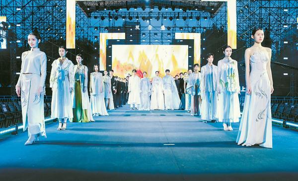 “千年霓裳·遇見運河”國潮漢服秀翩然亮相運河文化廣場