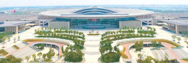 京雄高鐵雄安站西側廣場舒適宜人。