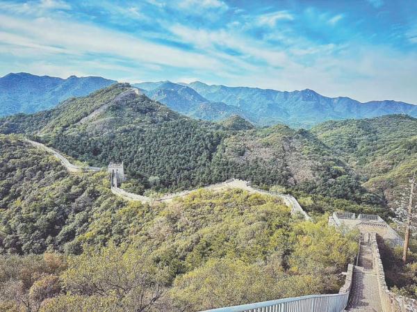 八達嶺長城南城延長線秋景。沒有垛墻的馬道兩側，都設有灰色護欄。