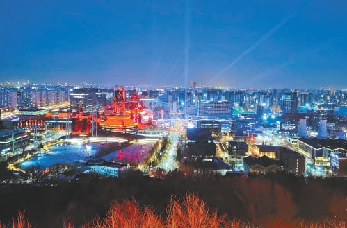 12月31日，石景山功碑閣在冬日裏點亮。