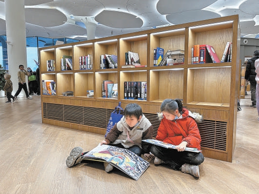 北京城市圖書館內，書迷各擇一隅，沉浸閱讀、徜徉書海。