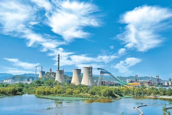 在藍天白雲的映襯下，首鋼滑雪大跳臺蔚為壯觀。