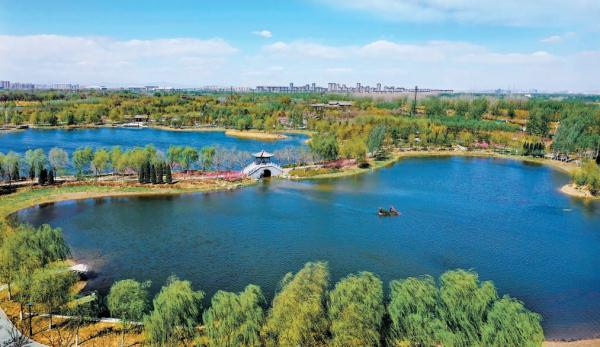 城市副中心綠心公園白雲飄飄，福澤湖和櫻花庭院景區藍綠交織，景色如畫。